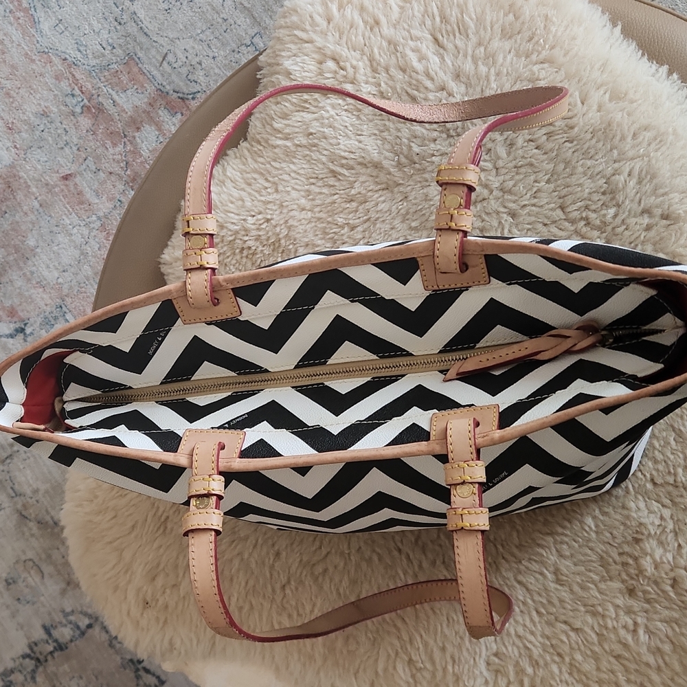 Super Sexy Dooney & Bourke Black & White Zig-Zag Large Tote 🤍🖤 - Picture 8 of 16